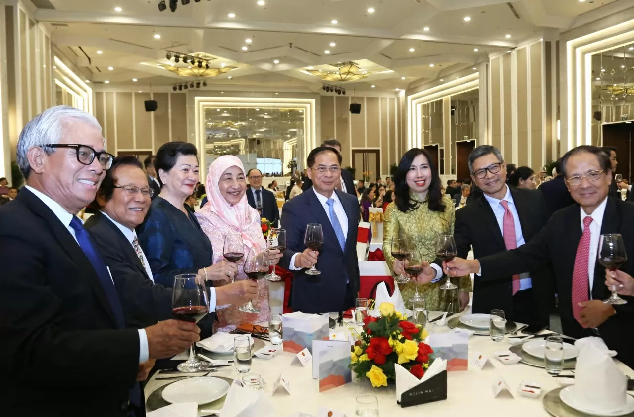 Phó Thủ tướng Chính phủ, Bộ trưởng Ngoại giao Bùi Thanh Sơn và các đại biểu chúc mừng cho buổi lễ kỷ niệm. (Ảnh: Thành Long)