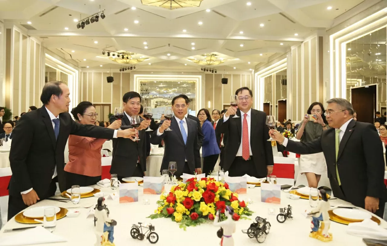 Phó Thủ tướng Chính phủ, Bộ trưởng Ngoại giao Bùi Thanh Sơn và các đại biểu chúc mừng cho buổi lễ kỷ niệm. (Ảnh: Thành Long) Phó Thủ tướng Chính phủ, Bộ trưởng Ngoại giao Bùi Thanh Sơn và các đại biểu chúc mừng cho buổi lễ kỷ niệm. (Ảnh: Thành Long)