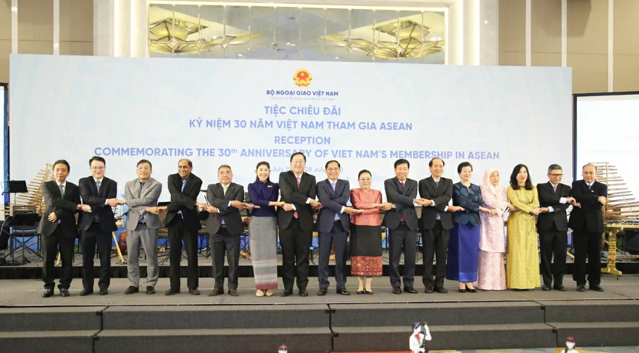 Phó Thủ tướng Chính phủ, Bộ trưởng Ngoại giao Bùi Thanh Sơn và các Đại sứ các nước ASEAN chụp bức ảnh lưu niệm. (Ảnh: Thành Long) 
