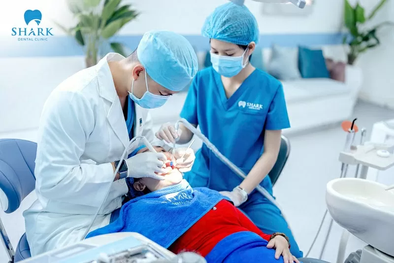 Bác sĩ tại nha khoa có tay nghề chuyên môn cao, luôn tận tâm trong công việc. Bác sĩ tại nha khoa có tay nghề chuyên môn cao, luôn tận tâm trong công việc.