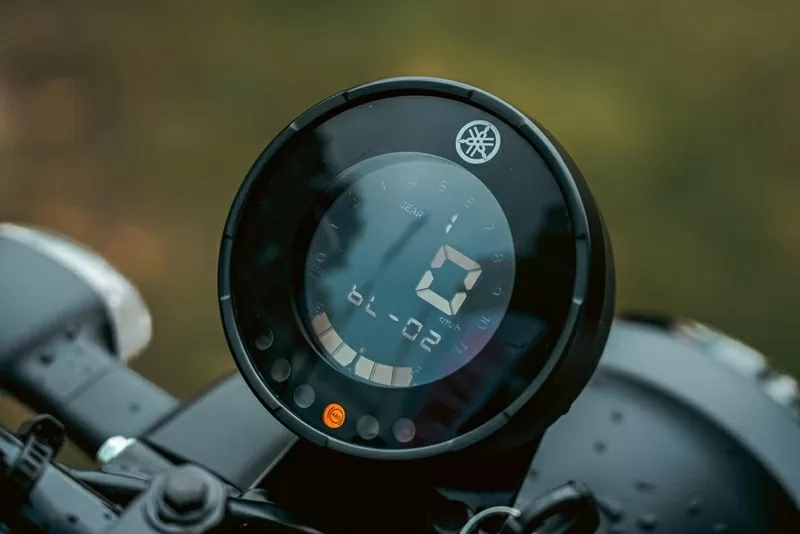 PG-1 2025 được trang bị đồng hồ điện tử dạng tròn, nền xanh, có thể điều chỉnh ba mức sáng