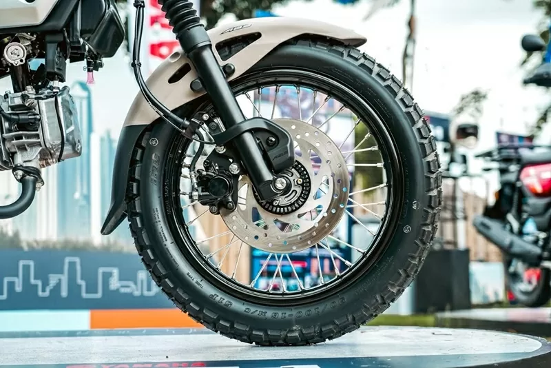 Điểm nhấn lớn nhất trên Yamaha PG-1 2025 chính là phanh đĩa trước đường kính 245 mm kết hợp công nghệ ABS