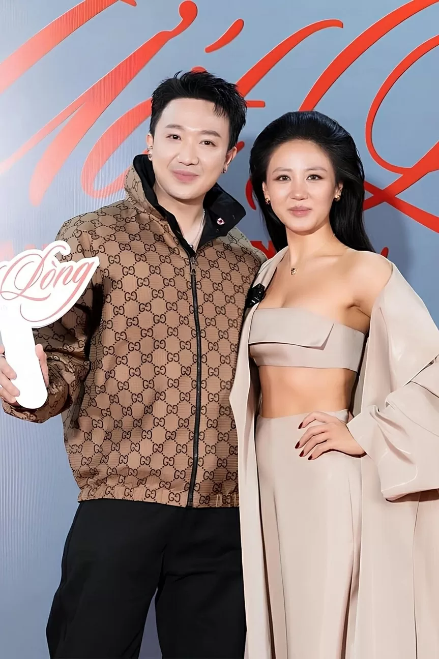 Đạo diễn Trấn Thành và dàn nghệ sĩ trên thảm đỏ chúc mừng ca sĩ Văn Mai Hương ra mắt MV mới