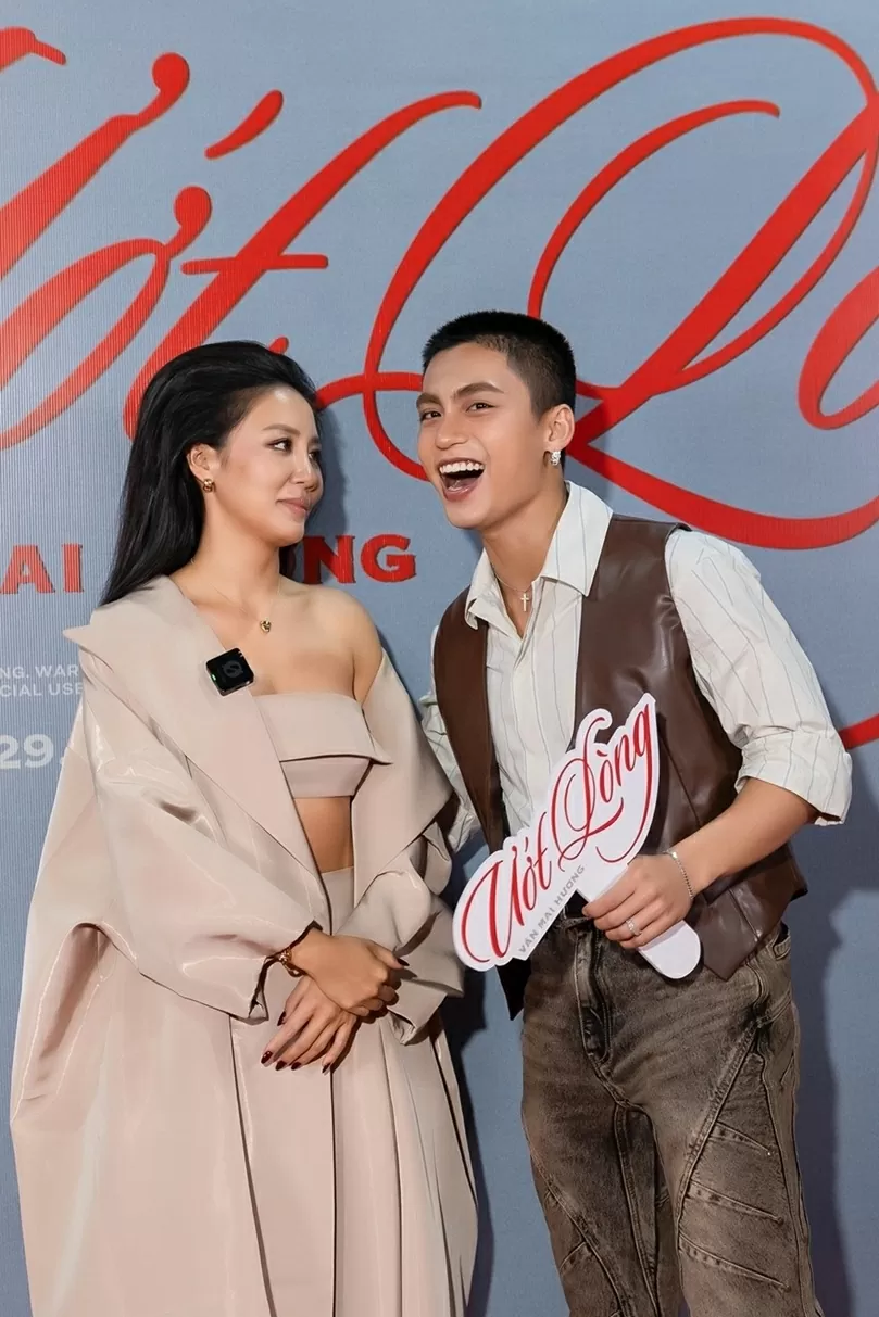 Đạo diễn Trấn Thành và dàn nghệ sĩ trên thảm đỏ chúc mừng ca sĩ Văn Mai Hương ra mắt MV mới Đạo diễn Trấn Thành và dàn nghệ sĩ trên thảm đỏ chúc mừng ca sĩ Văn Mai Hương ra mắt MV mới