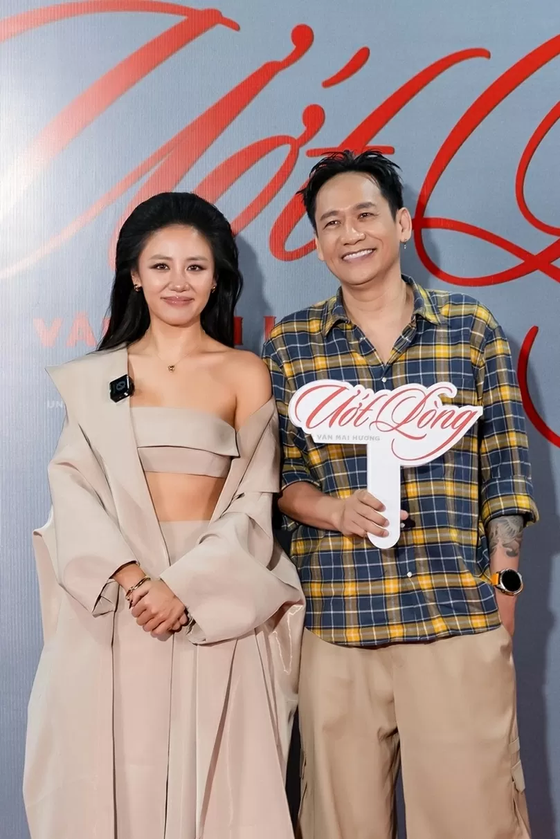 Đạo diễn Trấn Thành và dàn nghệ sĩ trên thảm đỏ chúc mừng ca sĩ Văn Mai Hương ra mắt MV mới Đạo diễn Trấn Thành và dàn nghệ sĩ trên thảm đỏ chúc mừng ca sĩ Văn Mai Hương ra mắt MV mới
