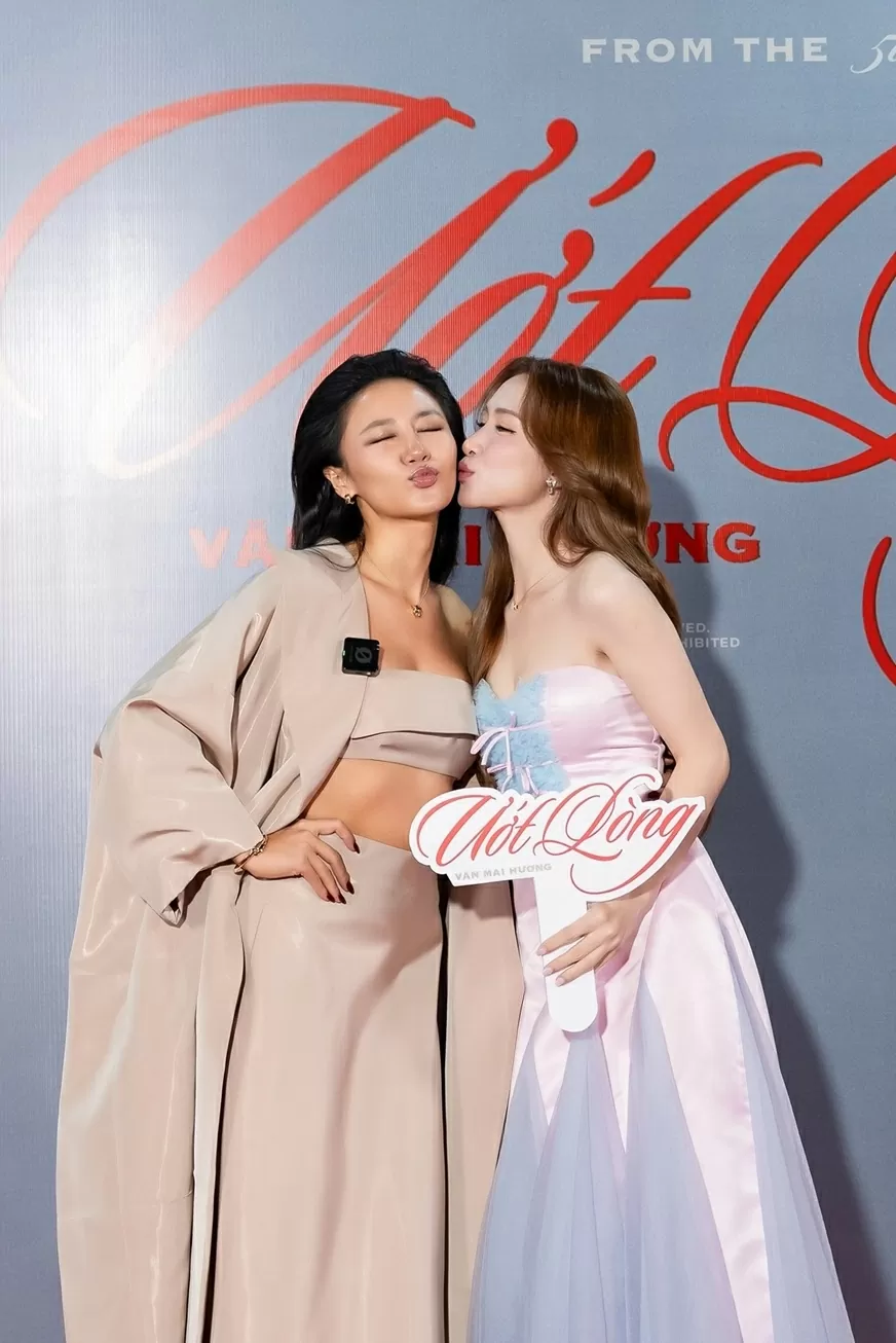 Đạo diễn Trấn Thành và dàn nghệ sĩ trên thảm đỏ chúc mừng ca sĩ Văn Mai Hương ra mắt MV mới