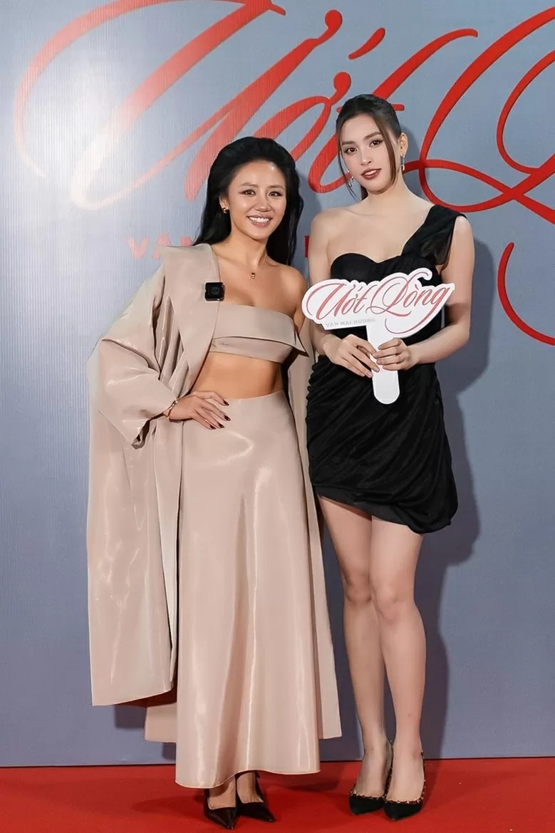 Đạo diễn Trấn Thành và dàn nghệ sĩ trên thảm đỏ chúc mừng ca sĩ Văn Mai Hương ra mắt MV mới