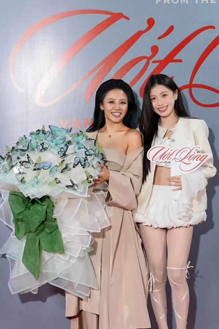 Đạo diễn Trấn Thành và dàn nghệ sĩ trên thảm đỏ chúc mừng ca sĩ Văn Mai Hương ra mắt MV mới