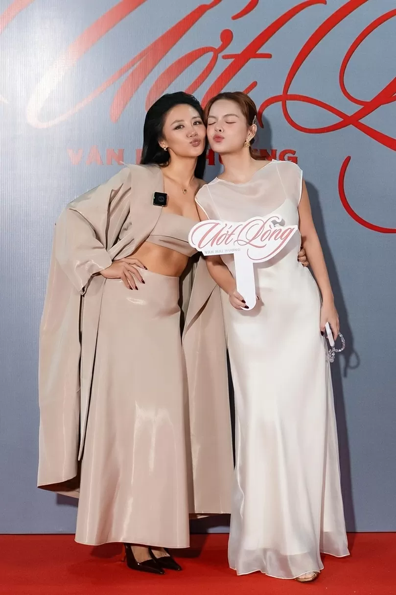 Đạo diễn Trấn Thành và dàn nghệ sĩ trên thảm đỏ chúc mừng ca sĩ Văn Mai Hương ra mắt MV mới Đạo diễn Trấn Thành và dàn nghệ sĩ trên thảm đỏ chúc mừng ca sĩ Văn Mai Hương ra mắt MV mới
