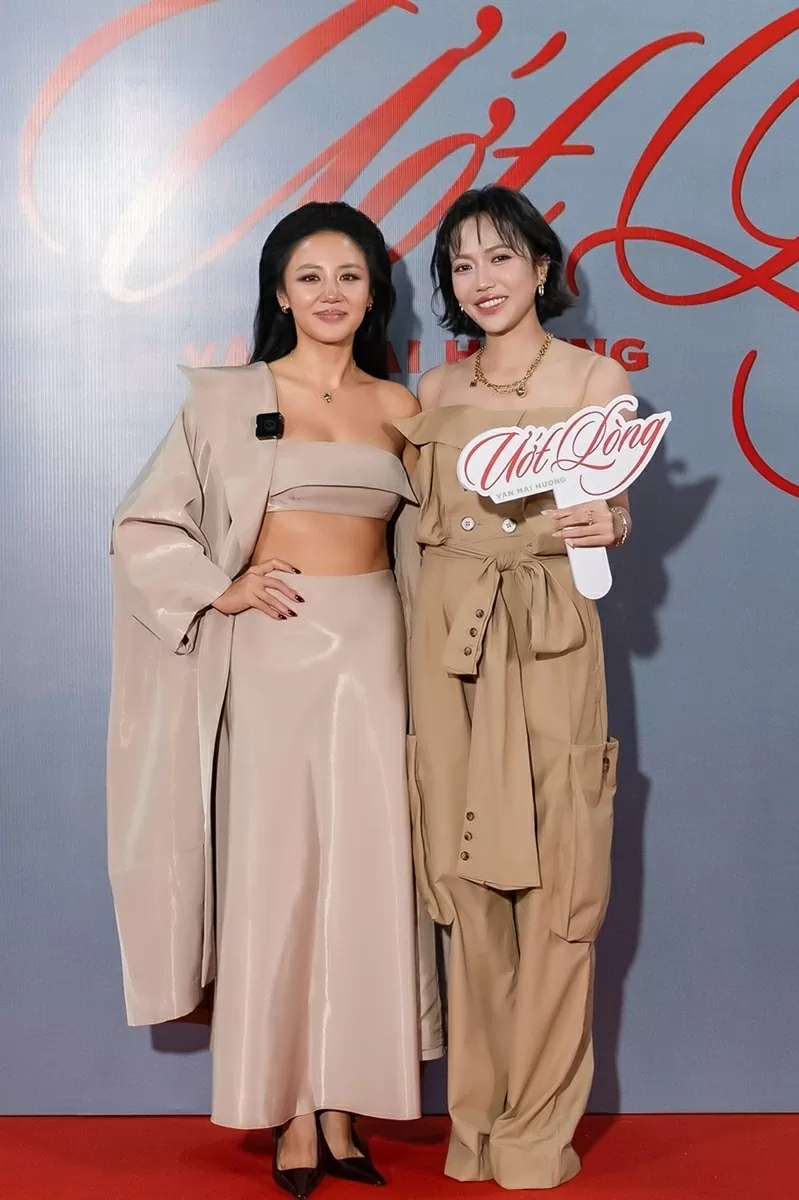 Đạo diễn Trấn Thành và dàn nghệ sĩ trên thảm đỏ chúc mừng ca sĩ Văn Mai Hương ra mắt MV mới Đạo diễn Trấn Thành và dàn nghệ sĩ trên thảm đỏ chúc mừng ca sĩ Văn Mai Hương ra mắt MV mới