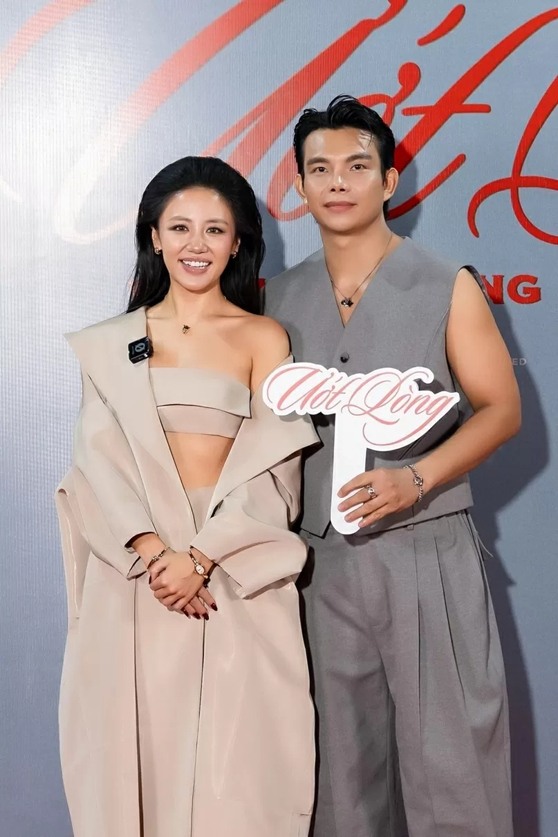 Đạo diễn Trấn Thành và dàn nghệ sĩ trên thảm đỏ chúc mừng ca sĩ Văn Mai Hương ra mắt MV mới