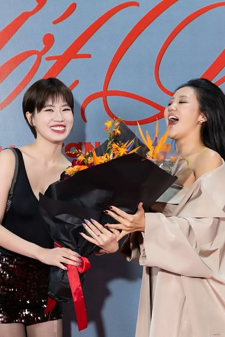 Đạo diễn Trấn Thành và dàn nghệ sĩ trên thảm đỏ chúc mừng ca sĩ Văn Mai Hương ra mắt MV mới Đạo diễn Trấn Thành và dàn nghệ sĩ trên thảm đỏ chúc mừng ca sĩ Văn Mai Hương ra mắt MV mới