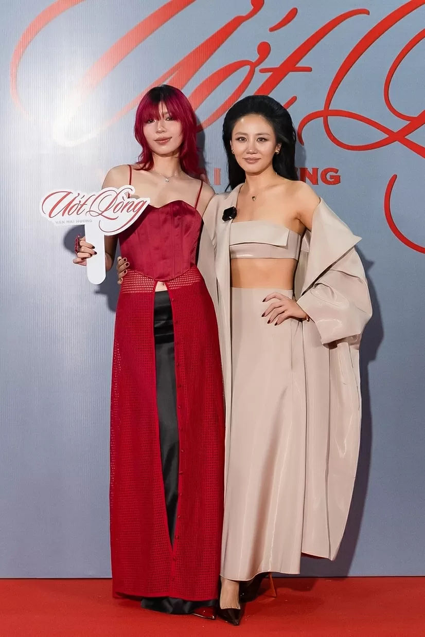 Đạo diễn Trấn Thành và dàn nghệ sĩ trên thảm đỏ chúc mừng ca sĩ Văn Mai Hương ra mắt MV mới