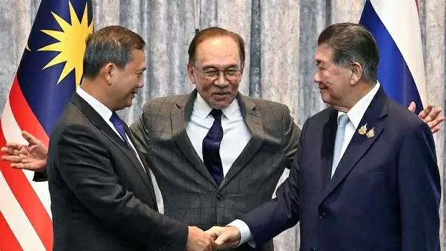 Từ trái sang phải: Thủ tướng Campuchia Hun Manet, Thủ tướng Malaysia Anwar Ibrahim và quyền Thủ tướng Thái Lan Phumtham Wechayachai tại họp báo sau hội đàm ngày 28/7 ở Malaysia. (Nguồn: CBC) Từ trái sang phải: Thủ tướng Campuchia Hun Manet, Thủ tướng Malaysia Anwar Ibrahim và quyền Thủ tướng Thái Lan Phumtham Wechayachai tại họp báo sau hội đàm ngày 28/7 ở Malaysia. (Nguồn: CBC)