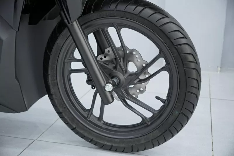 Xe sử dụng bánh 14 inch, đi cùng lốp trước kích thước 90/80 và lốp sau 100/80