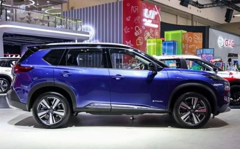 Xe có mái sơn đen mang đến hiệu ứng hai tông màu, góp phần tạo nên vẻ ngoài trẻ trung, năng động