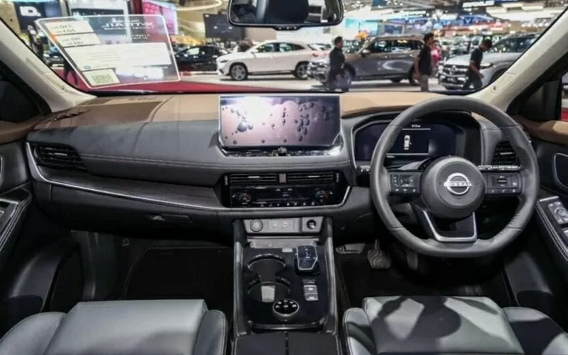 Không gian nội thất của xe Nissan X-Trail e-Power 2025 được thiết kế theo phong cách mở ngang, tạo cảm giác rộng rãi