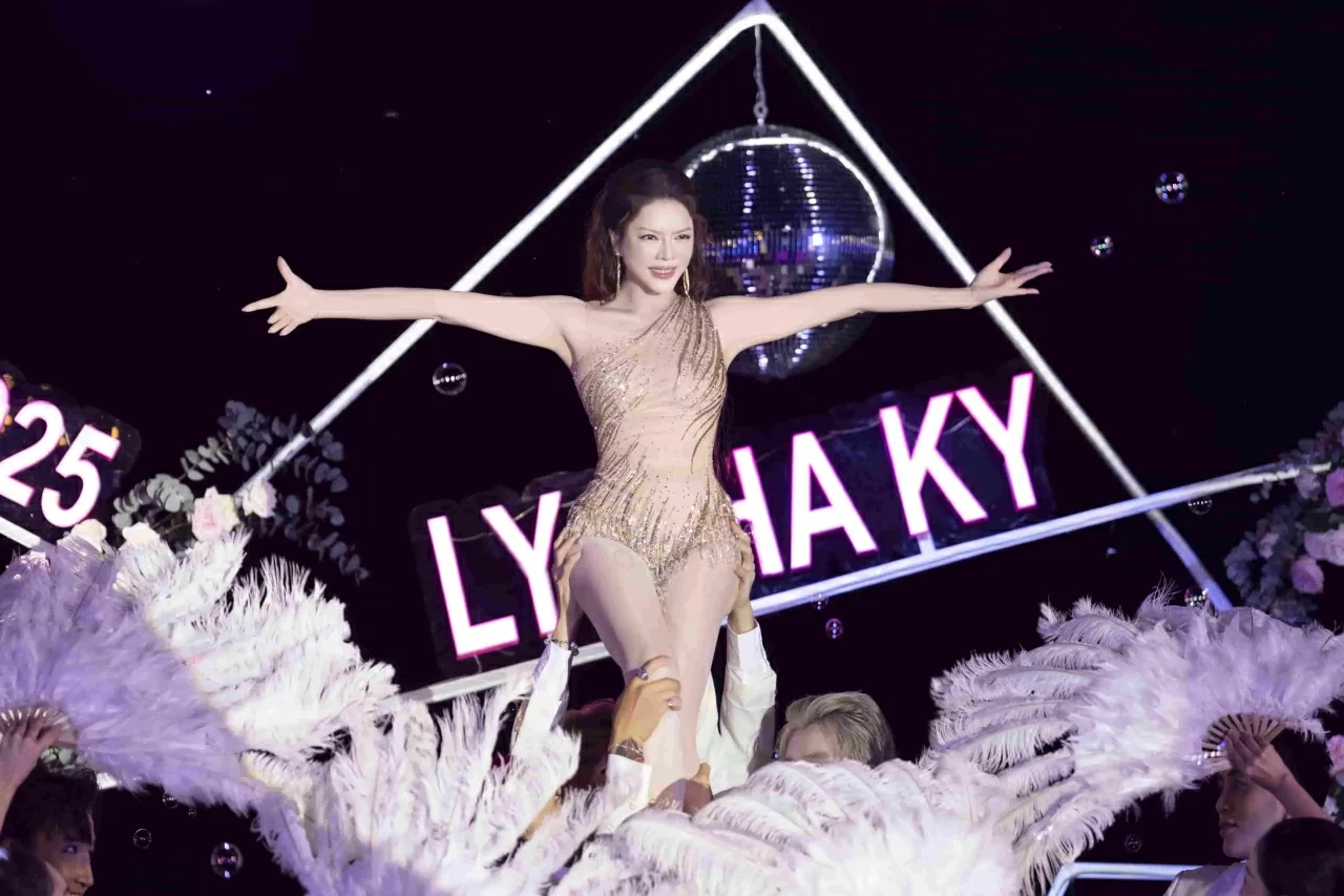 Diễn viên Lý Nhã Kỳ lột xác với thân hình bốc lửa trong tiệc sinh nhật