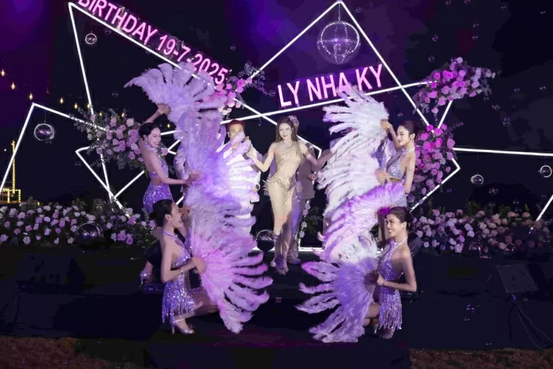 Diễn viên Lý Nhã Kỳ lột xác với thân hình bốc lửa trong tiệc sinh nhật