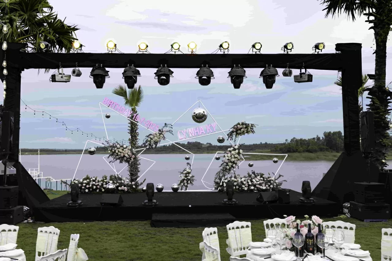 Vẻ gợi cảm của diễn viên Lý Nhã Kỳ Vẻ gợi cảm của diễn viên Lý Nhã Kỳ