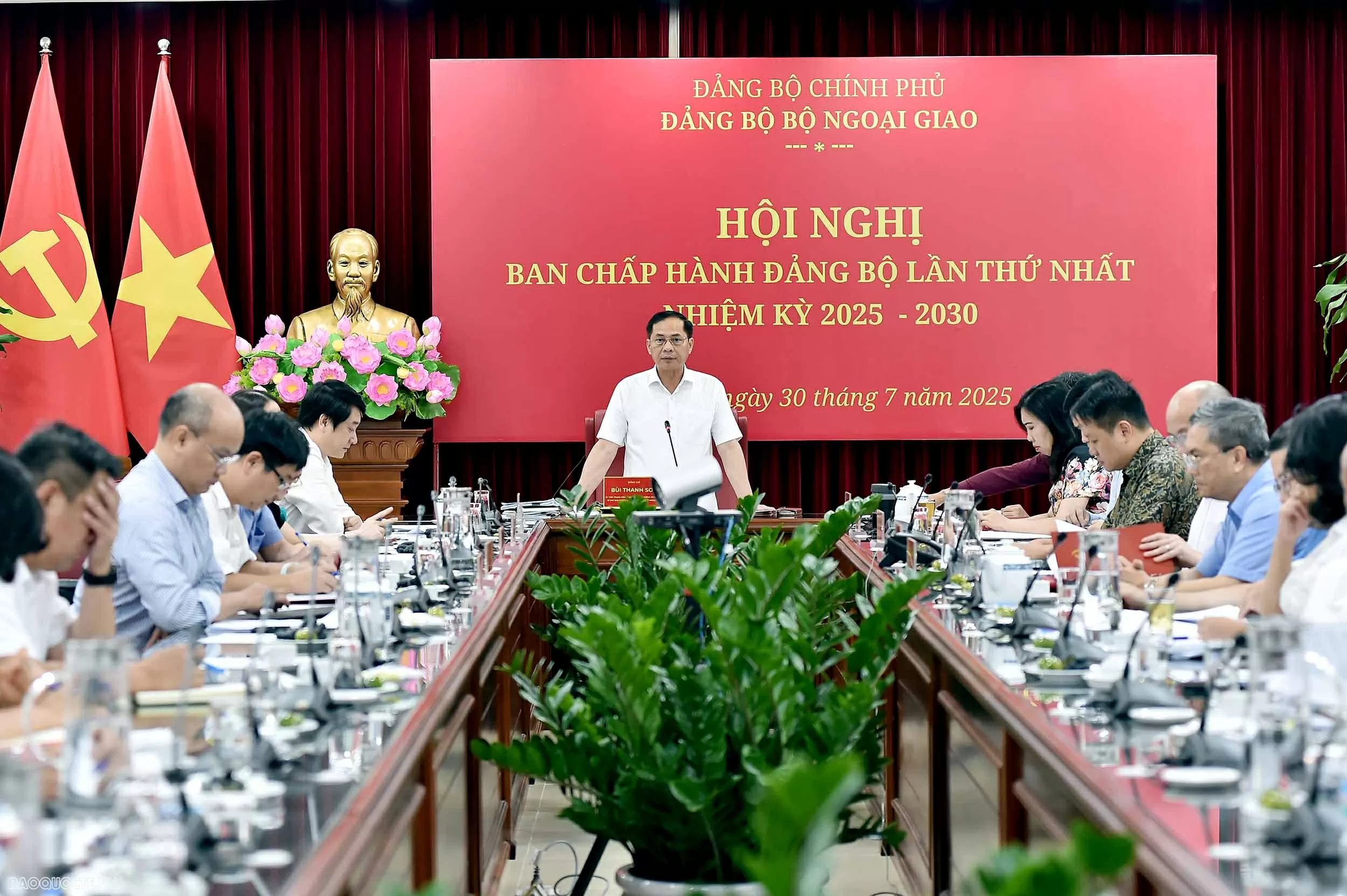 Đồng chí Bùi Thanh Sơn, Ủy viên Trung ương Đảng, Bí thư Đảng ủy Bộ, Phó Thủ tướng Chính phủ, Bộ trưởng Ngoại giao phát biểu chỉ đạo, nhấn mạnh 12 nhóm nhiệm vụ then chốt của Đảng bộ Bộ Ngoại giao từ nay đến cuối năm 2025 và trong cả nhiệm kỳ 2025-2030.