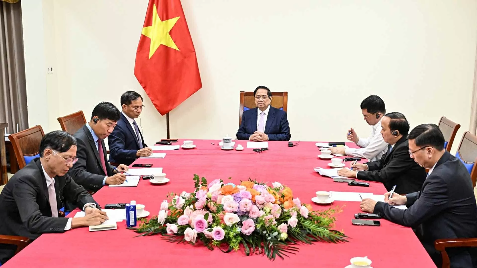 Thủ tướng Phạm Minh Chính điện đàm với Thủ tướng Malaysia Anwar Ibrahim
