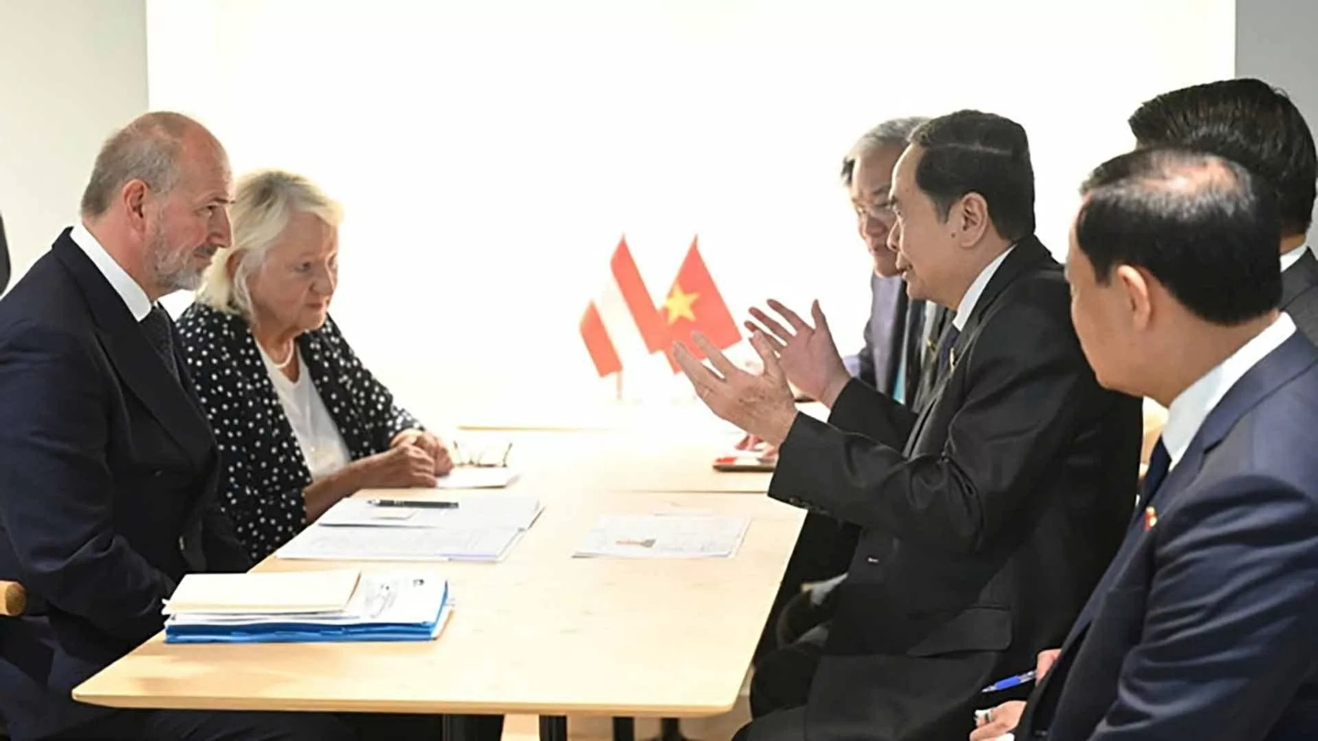 Chủ tịch Quốc hội tiếp xúc Trưởng đoàn các nước nhân dịp dự Hội nghị các Chủ tịch Quốc hội thế giới lần thứ 6