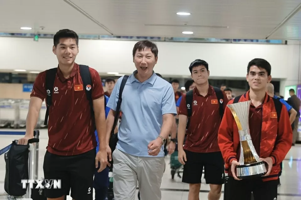 Hình ảnh U23 Việt Nam mang cúp vô địch đến người hâm mộ tại sân bay Nội Bài và Tân Sơn Nhất