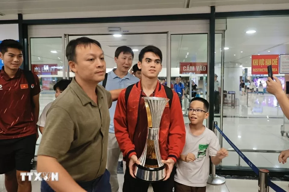 Hình ảnh U23 Việt Nam mang cúp vô địch đến người hâm mộ tại sân bay Nội Bài và Tân Sơn Nhất