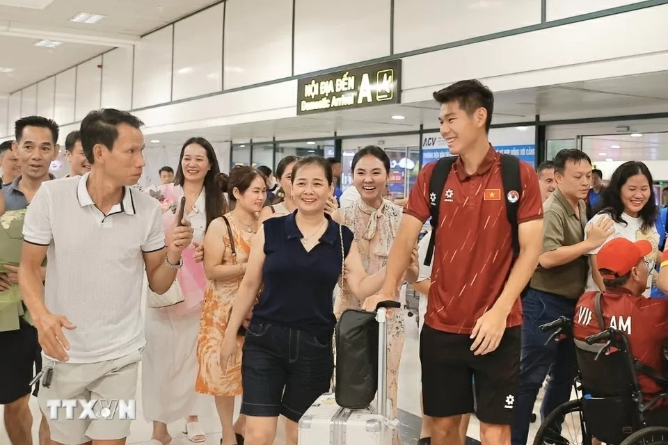 Hình ảnh U23 Việt Nam mang cúp vô địch đến người hâm mộ tại sân bay Nội Bài và Tân Sơn Nhất