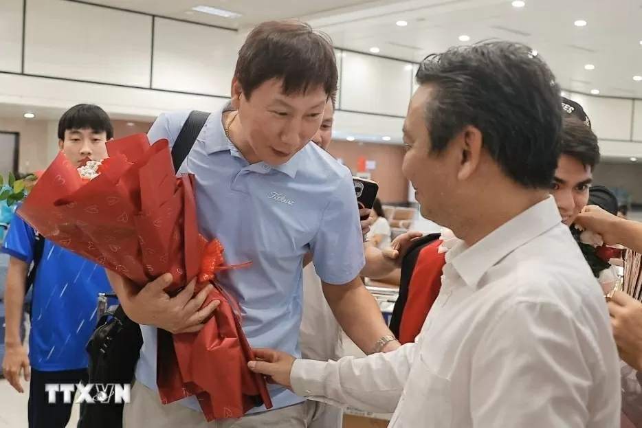 Hình ảnh U23 Việt Nam mang cúp vô địch đến người hâm mộ tại sân bay Nội Bài và Tân Sơn Nhất Hình ảnh U23 Việt Nam mang cúp vô địch đến người hâm mộ tại sân bay Nội Bài và Tân Sơn Nhất