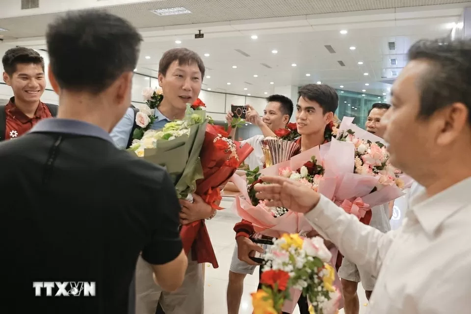 Hình ảnh U23 Việt Nam mang cúp vô địch đến người hâm mộ tại sân bay Nội Bài và Tân Sơn Nhất Hình ảnh U23 Việt Nam mang cúp vô địch đến người hâm mộ tại sân bay Nội Bài và Tân Sơn Nhất