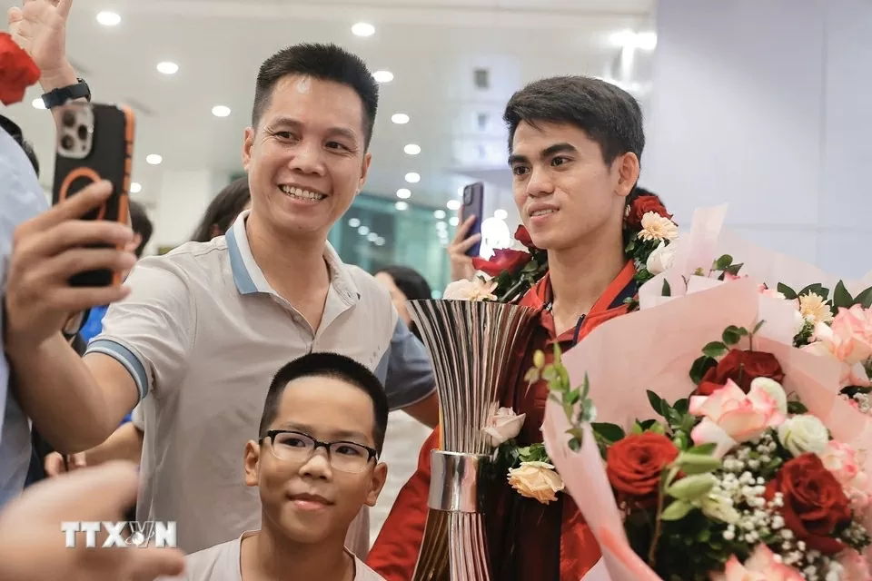 Hình ảnh U23 Việt Nam mang cúp vô địch đến người hâm mộ tại sân bay Nội Bài và Tân Sơn Nhất Hình ảnh U23 Việt Nam mang cúp vô địch đến người hâm mộ tại sân bay Nội Bài và Tân Sơn Nhất