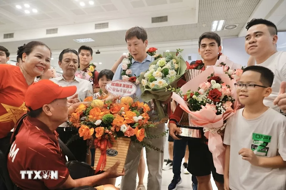 Hình ảnh U23 Việt Nam mang cúp vô địch đến người hâm mộ tại sân bay Nội Bài và Tân Sơn Nhất