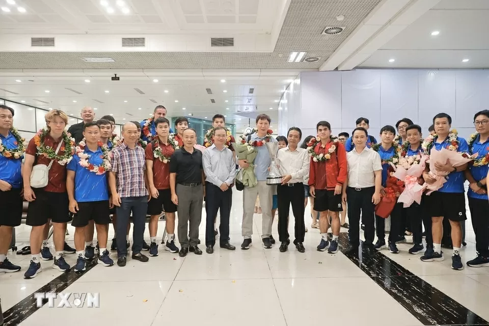 Hình ảnh U23 Việt Nam mang cúp vô địch đến người hâm mộ tại sân bay Nội Bài và Tân Sơn Nhất
