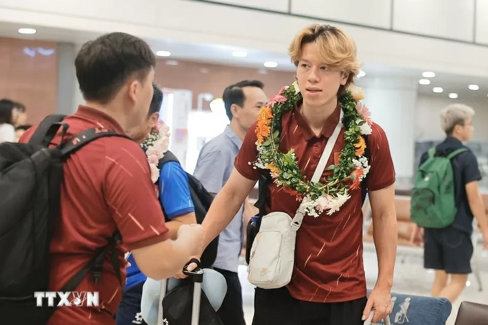Hình ảnh U23 Việt Nam mang cúp vô địch đến người hâm mộ tại sân bay Nội Bài và Tân Sơn Nhất Hình ảnh U23 Việt Nam mang cúp vô địch đến người hâm mộ tại sân bay Nội Bài và Tân Sơn Nhất