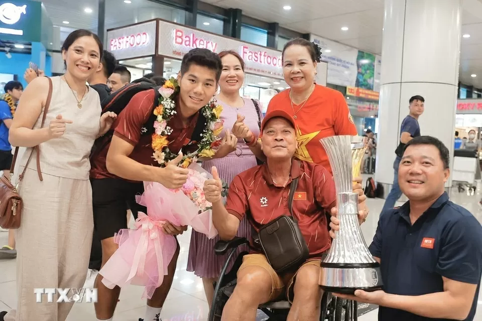 Hình ảnh U23 Việt Nam mang cúp vô địch đến người hâm mộ tại sân bay Nội Bài và Tân Sơn Nhất
