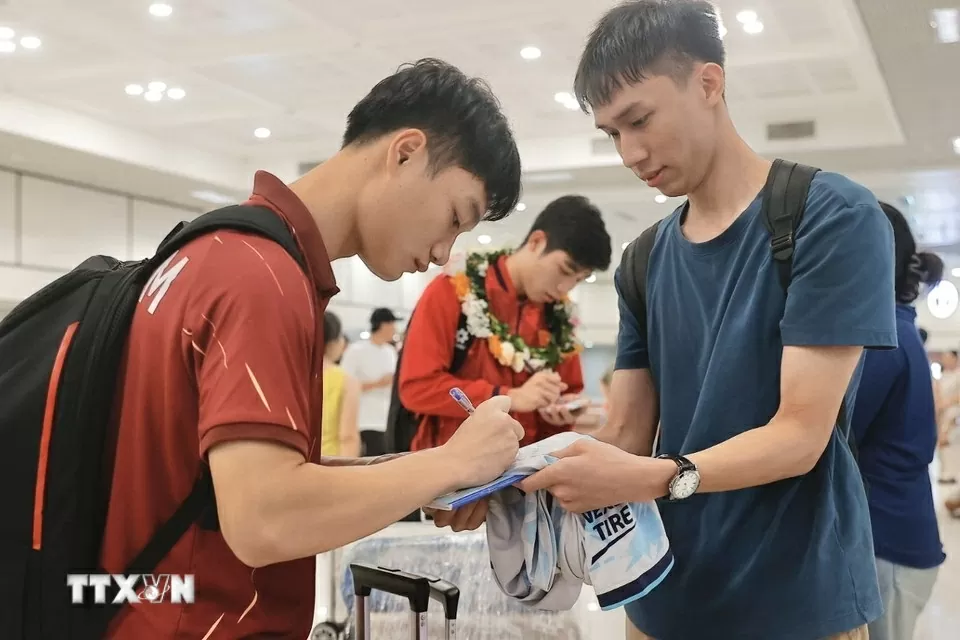 Hình ảnh U23 Việt Nam mang cúp vô địch đến người hâm mộ tại sân bay Nội Bài và Tân Sơn Nhất
