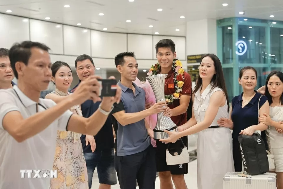 Hình ảnh U23 Việt Nam mang cúp vô địch đến người hâm mộ tại sân bay Nội Bài và Tân Sơn Nhất Hình ảnh U23 Việt Nam mang cúp vô địch đến người hâm mộ tại sân bay Nội Bài và Tân Sơn Nhất