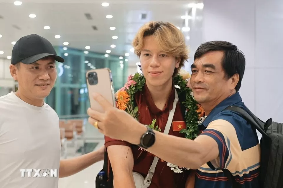 Hình ảnh U23 Việt Nam mang cúp vô địch đến người hâm mộ tại sân bay Nội Bài và Tân Sơn Nhất Hình ảnh U23 Việt Nam mang cúp vô địch đến người hâm mộ tại sân bay Nội Bài và Tân Sơn Nhất