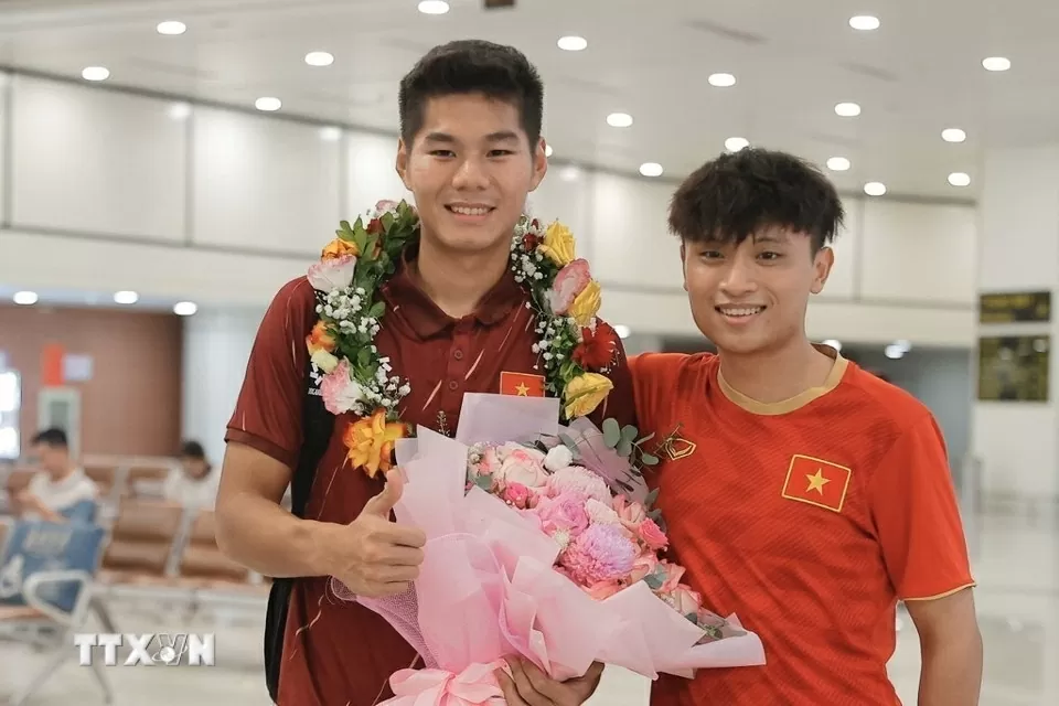Hình ảnh U23 Việt Nam mang cúp vô địch đến người hâm mộ tại sân bay Nội Bài và Tân Sơn Nhất Hình ảnh U23 Việt Nam mang cúp vô địch đến người hâm mộ tại sân bay Nội Bài và Tân Sơn Nhất