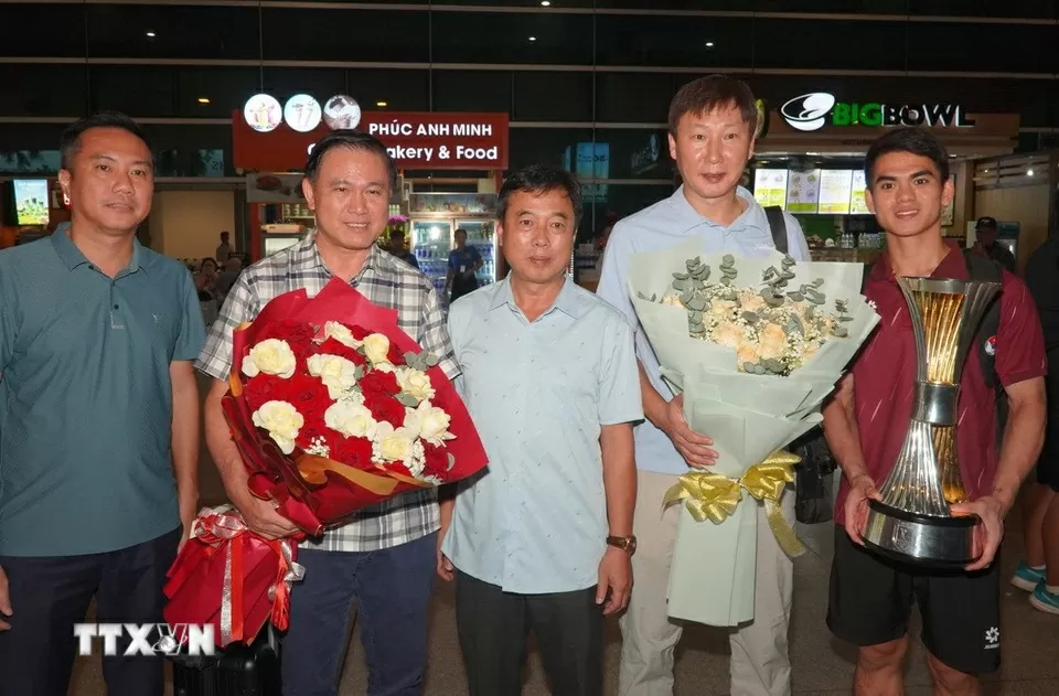 Hình ảnh U23 Việt Nam mang cúp vô địch đến người hâm mộ tại sân bay Nội Bài và Tân Sơn Nhất