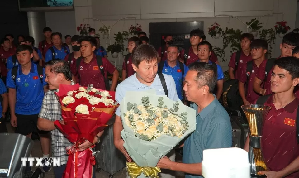 Hình ảnh U23 Việt Nam mang cúp vô địch đến người hâm mộ tại sân bay Nội Bài và Tân Sơn Nhất