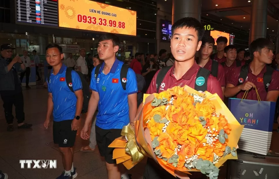 Hình ảnh U23 Việt Nam mang cúp vô địch đến người hâm mộ tại sân bay Nội Bài và Tân Sơn Nhất