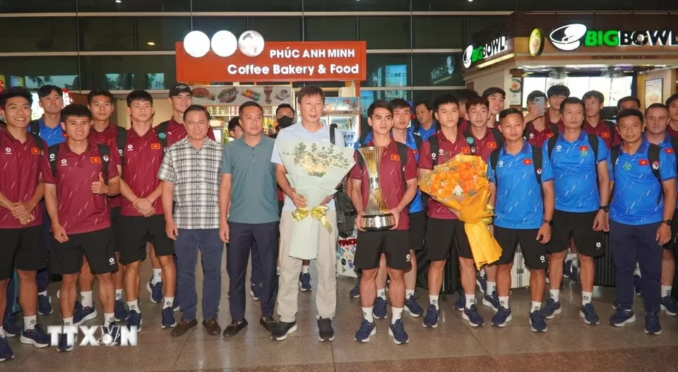 Hình ảnh U23 Việt Nam mang cúp vô địch đến người hâm mộ tại sân bay Nội Bài và Tân Sơn Nhất Hình ảnh U23 Việt Nam mang cúp vô địch đến người hâm mộ tại sân bay Nội Bài và Tân Sơn Nhất