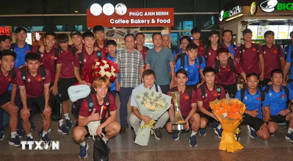 Hình ảnh U23 Việt Nam mang cúp vô địch đến người hâm mộ tại sân bay Nội Bài và Tân Sơn Nhất