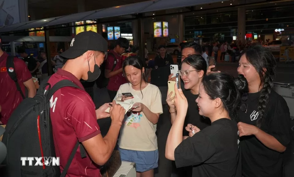 Hình ảnh U23 Việt Nam mang cúp vô địch đến người hâm mộ tại sân bay Nội Bài và Tân Sơn Nhất