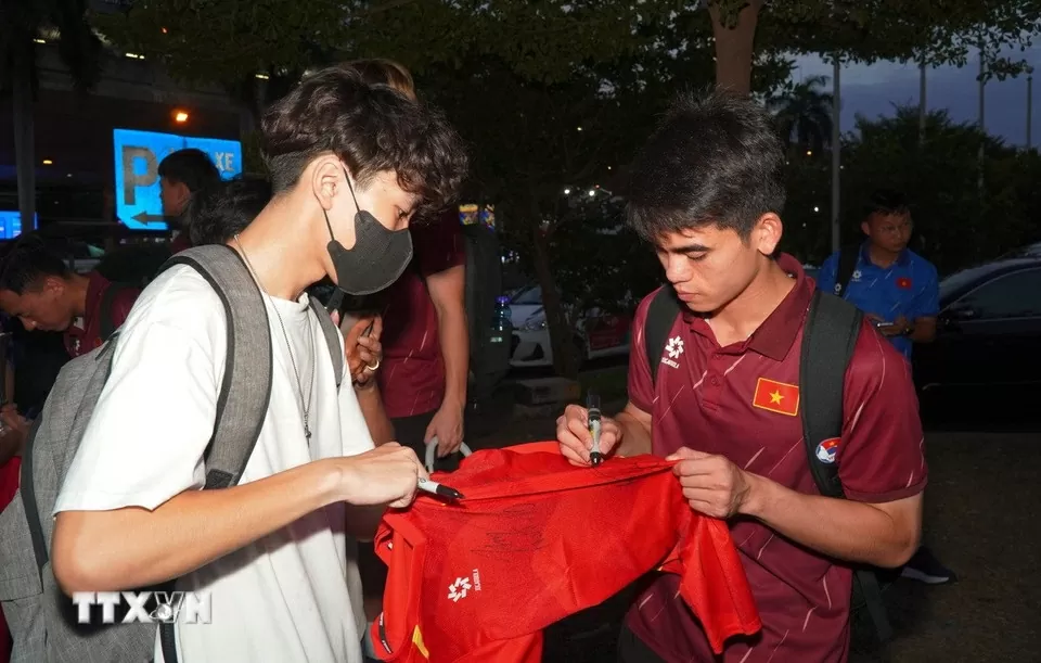 Hình ảnh U23 Việt Nam mang cúp vô địch đến người hâm mộ tại sân bay Nội Bài và Tân Sơn Nhất