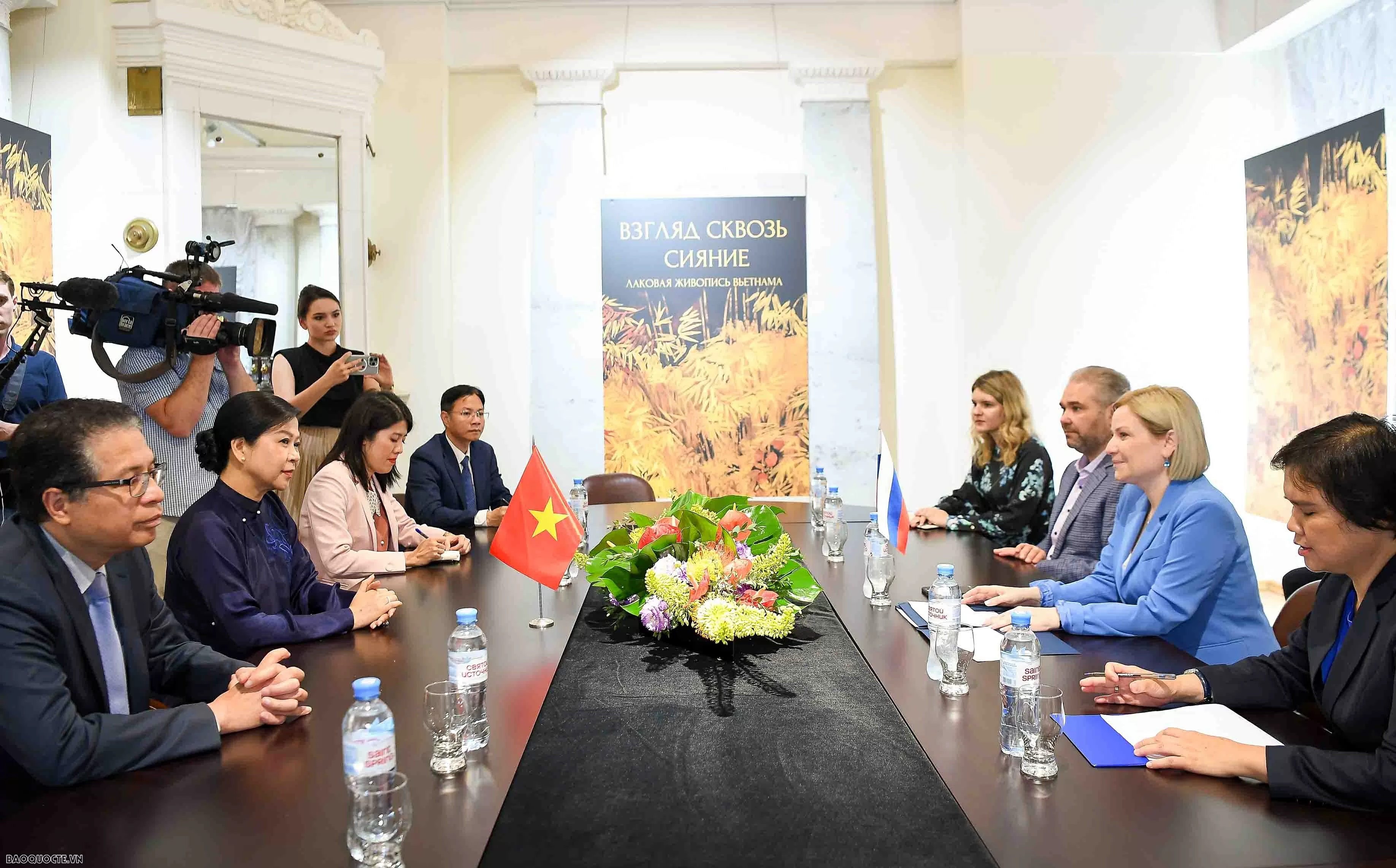 Chiếc áo dài lấy cảm hứng từ luỹ tre Việt Nam và rừng bạch dương Nga trưng bày giữa Moscow Chiếc áo dài lấy cảm hứng từ luỹ tre Việt Nam và rừng bạch dương Nga trưng bày giữa Moscow