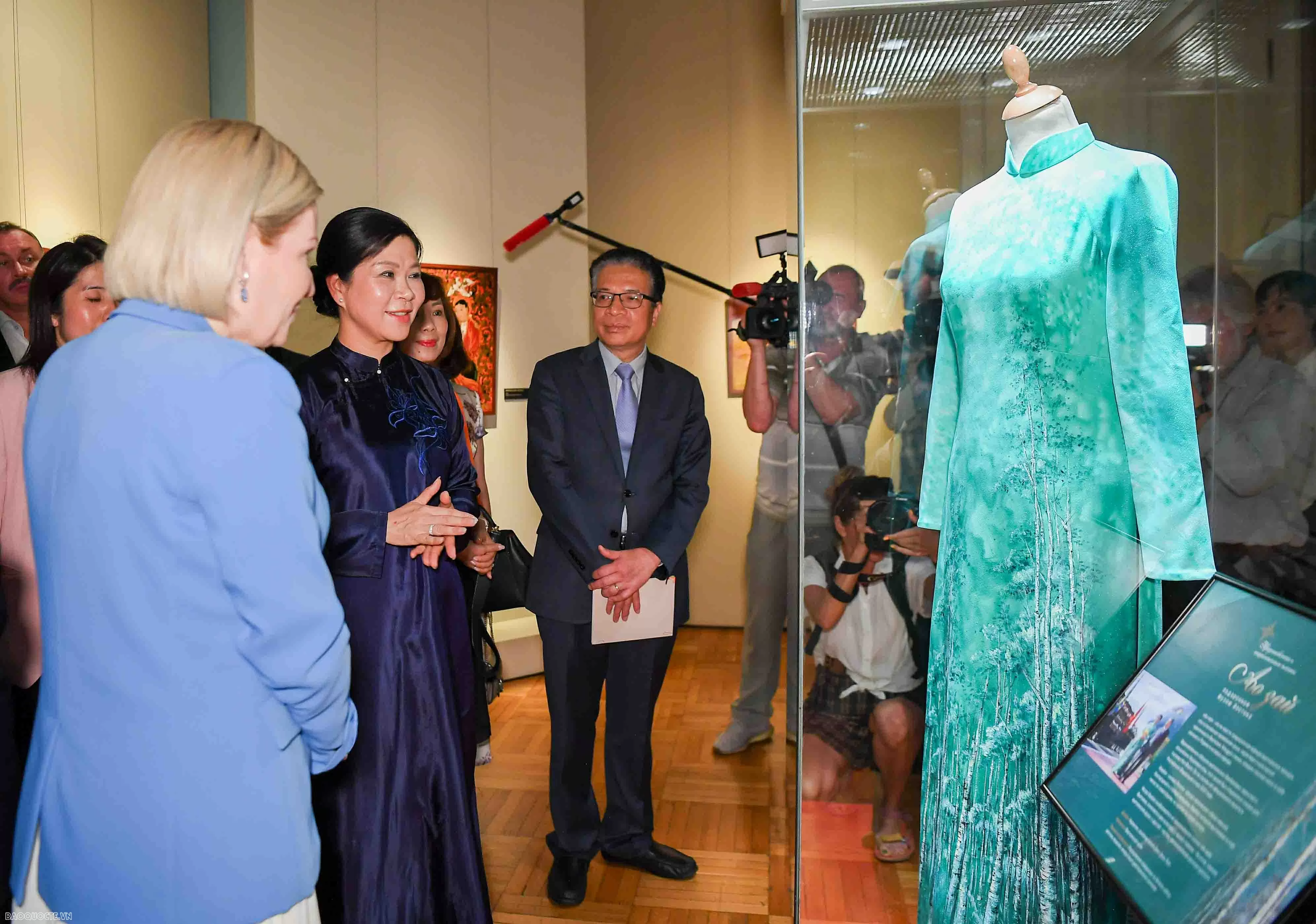 Chiếc áo dài lấy cảm hứng từ luỹ tre Việt Nam và rừng bạch dương Nga trưng bày giữa Moscow